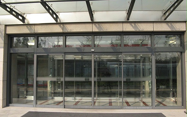 功能與美學(xué)：門區(qū)和幕墻設(shè)計(jì)的綜合考量