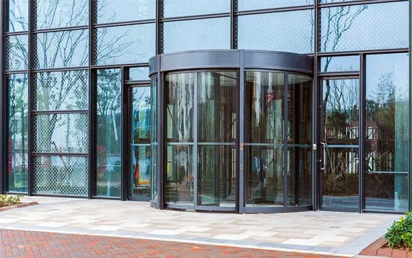 功能與美學(xué)：門區(qū)和幕墻設(shè)計(jì)的綜合考量