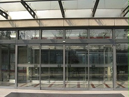 功能與美學(xué)：門(mén)區(qū)和幕墻設(shè)計(jì)的綜合考量