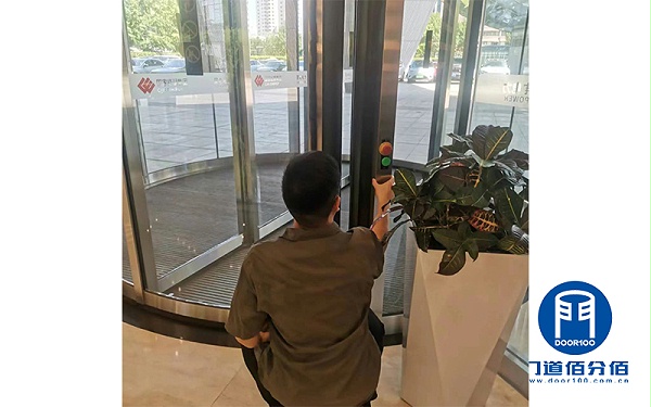 國(guó)電集團(tuán)辦公大廈寶盾旋轉(zhuǎn)門保養(yǎng)案例