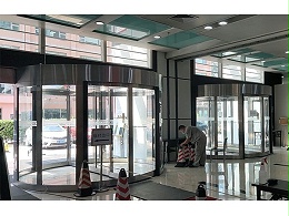 旋轉(zhuǎn)門(mén)廠家保養(yǎng)大廈4樘自動(dòng)兩翼旋轉(zhuǎn)門(mén)服務(wù)案例
