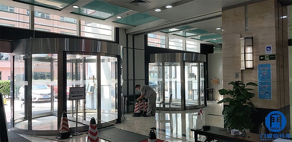旋轉(zhuǎn)門廠家保養(yǎng)大廈4樘自動(dòng)兩翼旋轉(zhuǎn)門服務(wù)案例