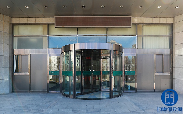 首都師范大學旋轉門保養(yǎng)清潔美化維修服務案例