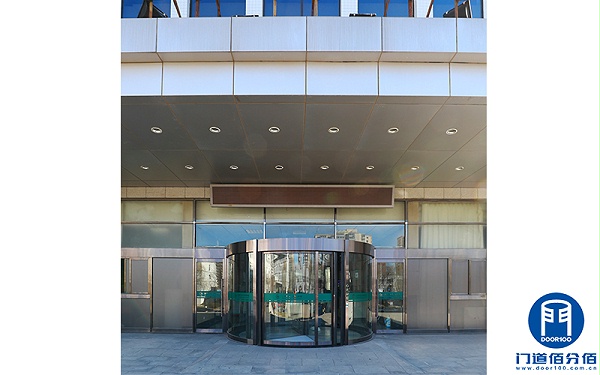 首都師范大學旋轉門保養(yǎng)清潔美化維修服務案例