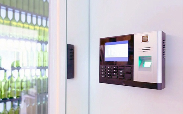 安裝、功能、維護(hù)，門禁識(shí)別方式對(duì)比