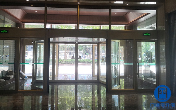 山東濟南某大廈出入口自動旋轉(zhuǎn)門拆裝服務案例