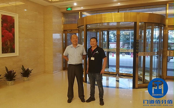 維修技術(shù)人員與客戶合影