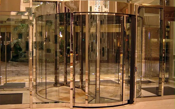 不銹鋼旋轉門包飾的選擇與維護
