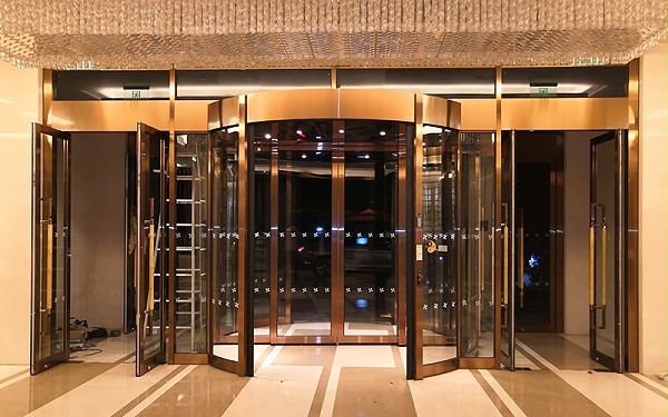 不銹鋼旋轉門包飾的選擇與維護