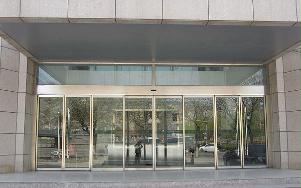 自動(dòng)門這些項(xiàng)目應(yīng)定期檢查，出現(xiàn)問(wèn)題不可小覷需及時(shí)維修