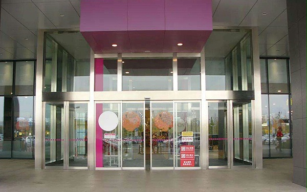 自動(dòng)門這些項(xiàng)目應(yīng)定期檢查，出現(xiàn)問(wèn)題不可小覷需及時(shí)維修