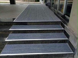 進(jìn)出口門區(qū)選用鋁合金地墊的原因