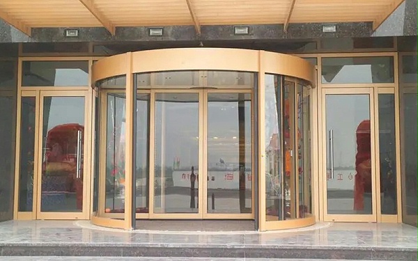 操作旋轉(zhuǎn)門的三種方式：轉(zhuǎn)換開關(guān)、觸摸屏和智能面板