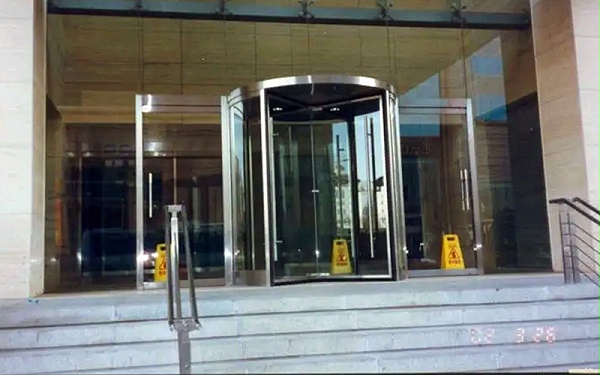 從技術(shù)角度解析旋轉(zhuǎn)門：結(jié)構(gòu)、原理及設(shè)計(jì)安裝