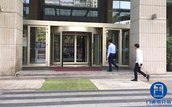 北京市某塔樓進(jìn)出口凱必盛（KBB）旋轉(zhuǎn)門(mén)定期大保養(yǎng)服務(wù)