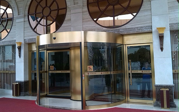 旋轉(zhuǎn)門(mén)安全使用注意事項(xiàng)