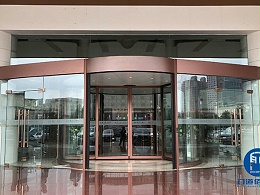 提升性能：旋轉(zhuǎn)門軌道翻軌與安全升級(jí)案例