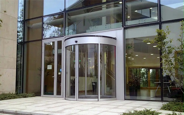 平移式、重疊式和弧形式自動門安裝注意事項