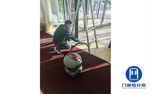 酒店門面煥新術(shù)之旋轉(zhuǎn)門保養(yǎng)工作紀(jì)實(shí)