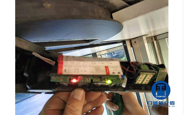 上海自動兩翼旋轉(zhuǎn)門維修之二合一感應(yīng)器更換