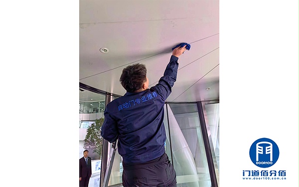 北京某公司辦公樓自動(dòng)旋轉(zhuǎn)門中間平移門維修服務(wù)