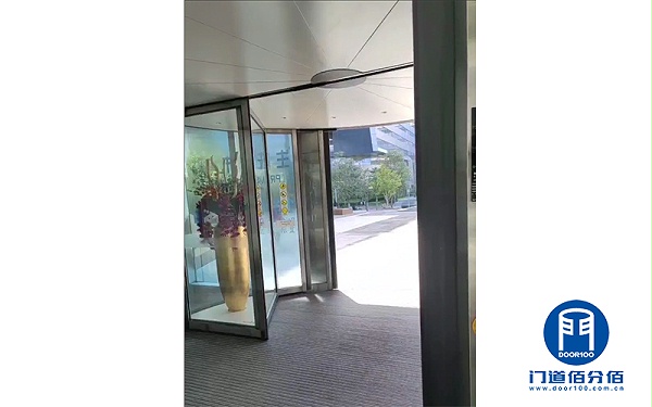 北京某公司辦公樓自動(dòng)旋轉(zhuǎn)門中間平移門維修服務(wù)