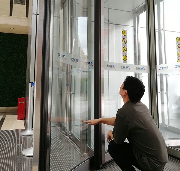 門道佰分佰旋轉門維修師傅檢查損壞位置