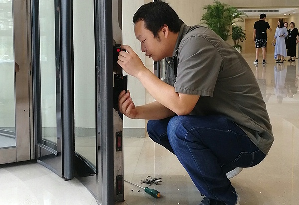 門道佰分佰自動門維修師傅，進行自動門維修