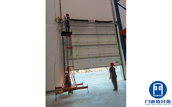 南京倉庫工業(yè)提升門故障維修服務(wù)