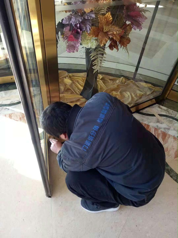 門道佰分佰自動門維修師傅進(jìn)行旋轉(zhuǎn)門保養(yǎng)