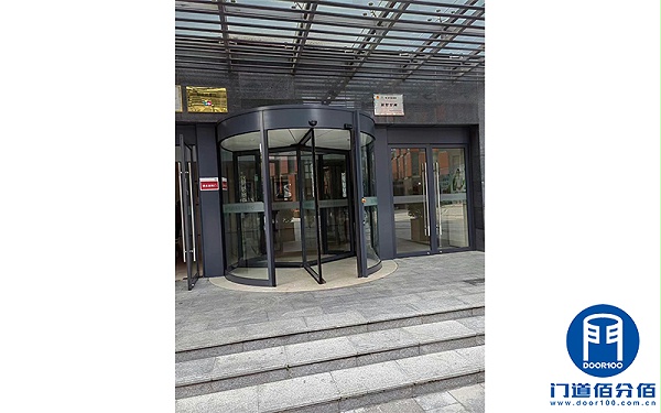 守護(hù)入口之美：三翼旋轉(zhuǎn)門維護(hù)之旅