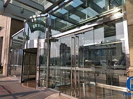 寫字樓出入口門區(qū)幕墻打膠與轉(zhuǎn)門頂部加裝防雨罩服務(wù)