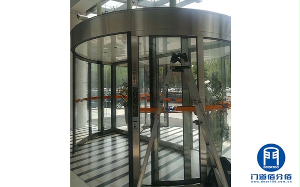 中石化下屬企業(yè)石化工程凱必盛兩翼自動(dòng)旋轉(zhuǎn)門保養(yǎng)服務(wù)