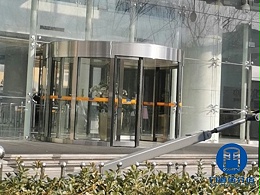 維保案例之兩翼自動(dòng)旋轉(zhuǎn)門小保養(yǎng)服務(wù)
