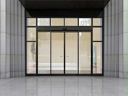 門(mén)型選擇考量：自動(dòng)平移門(mén)、自動(dòng)旋轉(zhuǎn)門(mén)與手動(dòng)平衡門(mén)