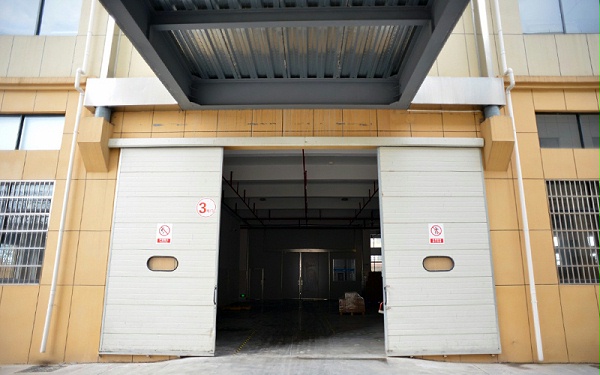 掌握工業(yè)平移門維修與維護(hù)，讓你的廠房更安全、高效！