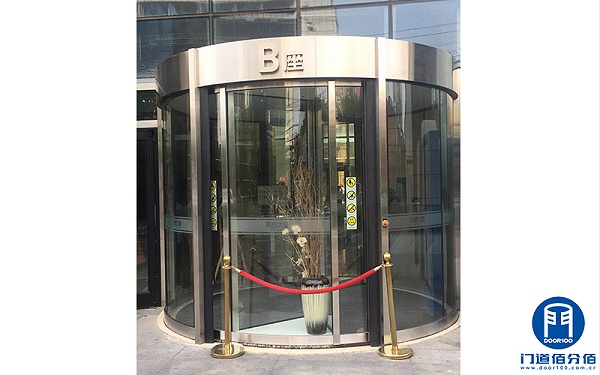 朝陽區(qū)某大廈B座寶盾自動(dòng)旋轉(zhuǎn)門進(jìn)水維修服務(wù)案例
