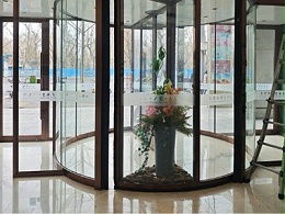 旋轉(zhuǎn)門輪子脫膠的原因解析與專業(yè)解決方案—門道佰分佰以技術(shù)守護(hù)安全運行