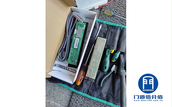 國家電網(wǎng)辦公樓自動(dòng)兩翼旋轉(zhuǎn)門防夾傳感器維修更換案例