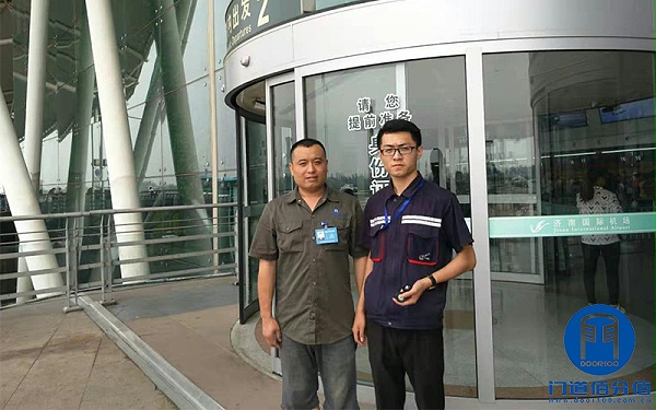 山東某機(jī)場(chǎng)弧形自動(dòng)門(mén)保養(yǎng)服務(wù)后與客戶合影