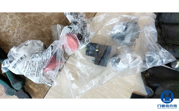 北京某購物廣場凱必盛自動兩翼旋轉門急停按鈕維修更換服務配件準備