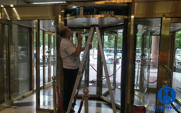 山東聊城某酒店自動三翼旋轉門維修