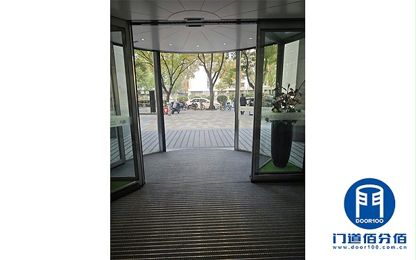 案例揭秘：多瑪凱拔旋轉(zhuǎn)門保養(yǎng)之道