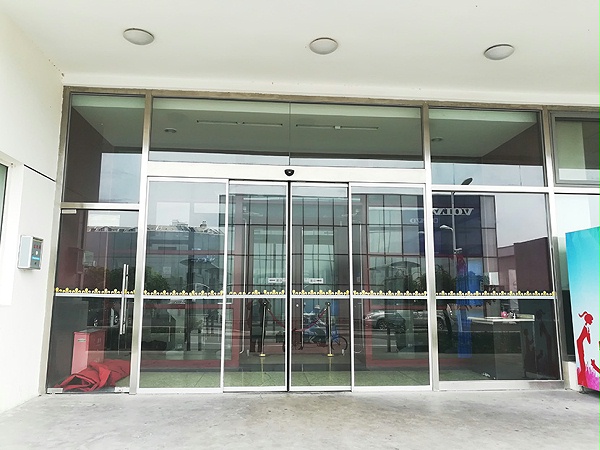 北京祥龍博瑞汽車園自動(dòng)平移門維修服務(wù)案例_門道佰分佰