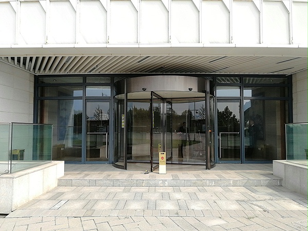 北京麗維賽德酒店自動旋轉(zhuǎn)門維修服務(wù)案例