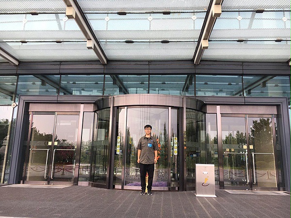 北京自動門維修師傅為北京麗維賽德酒店維修旋轉(zhuǎn)門