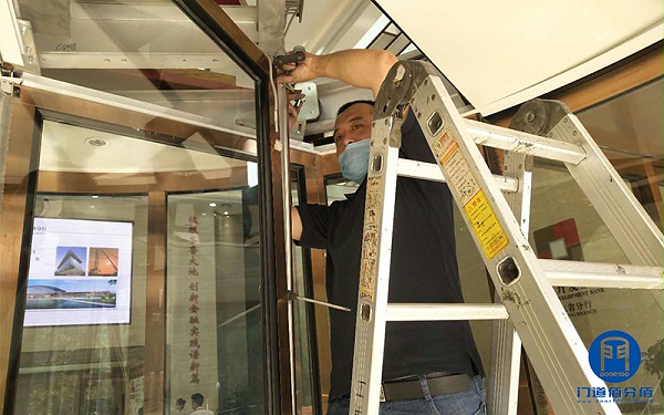 濟南銀行必盛自動旋轉(zhuǎn)門中間平滑門維修服務(wù)案例