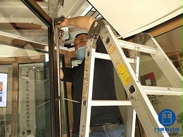 濟南銀行必盛自動旋轉(zhuǎn)門中間平滑門維修服務