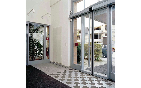 自動門和旋轉(zhuǎn)門在大風(fēng)天的操作技巧