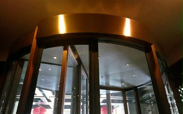 門區(qū)新標(biāo)配：熱風(fēng)幕的多維度優(yōu)勢